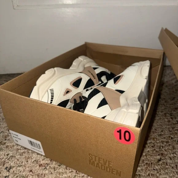 Steve Madden Sneakers - Picture 2 of 5